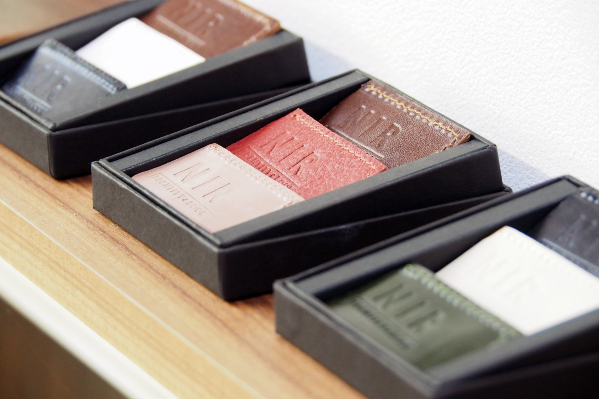 牛革製の栞。このほか、トートバッグなど読書関連商品も並ぶ。